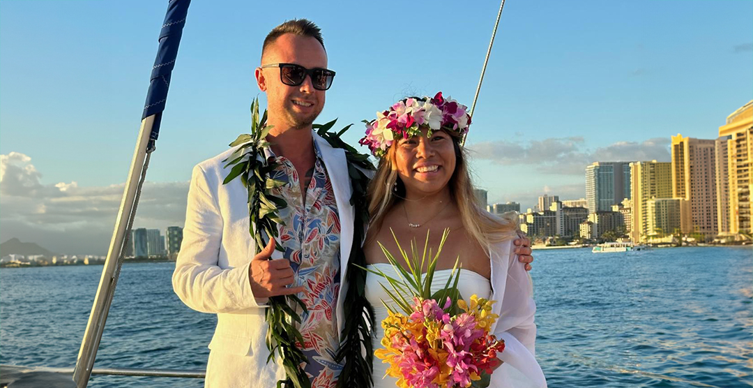 a magical waikiki wedding aboard the hokulani with three tiki sailing